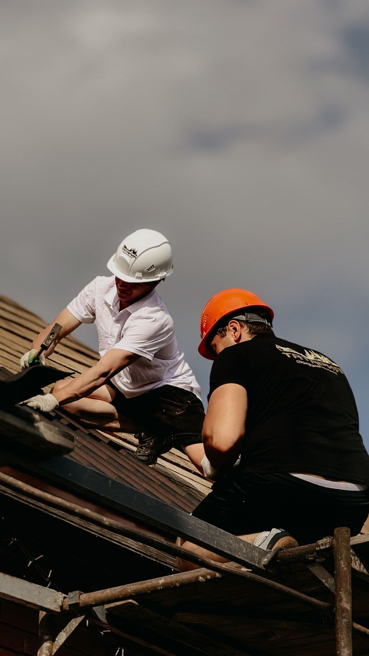 Lucratori la constructia unui acoperis